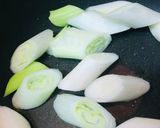鶏肉と長ネギのめんつゆ玉子とじ作り方1写真