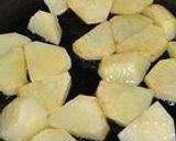 新じゃがいもとスナップエンドウの牛肉炒め作り方2写真