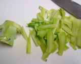 捨てないで！ブロッコリーの茎のスープ作り方1写真