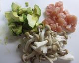 アボカド・きのこ・チキンのアイヨリ炒め作り方1写真