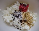 ごまたっぷり♪と梅干のおにぎり作り方1写真