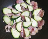 【ズッキーニ大量消費🥒】青味覇で極旨!鶏肉炒め🐓作り方3写真