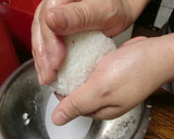 『かもめ食堂』の癒しのシャケおにぎり作り方5写真