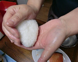 『かもめ食堂』の癒しのシャケおにぎり作り方7写真