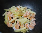 エビとじゃがいもとセロリの甘酢炒め作り方3写真