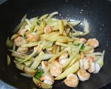 エビとじゃがいもとセロリの甘酢炒め作り方5写真