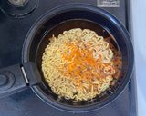 ニラ人参椎茸油揚げチーズの辛ラーメン作り方2写真