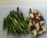 旬の「アスパラと生しいたけ炒め」♬作り方1写真