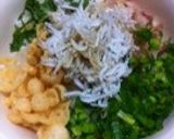 簡単 ♪♪ しらすと薬味の揚げ玉丼作り方4写真