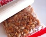 柿の種で作る食べるラー油！作り方1写真