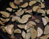 ズッキーニと舞茸のにんにくじょうゆソテー作り方1写真