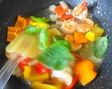 タイ風♪海老とパプリカのバジル炒め作り方9写真