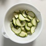 レンジで簡単!ズッキーニのコリコリナムル作り方2写真