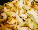キムチ鍋の素活用●鶏肉&茸のキャベツ炒め作り方3写真