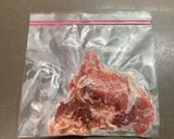 豚こま肉と白菜・しめじ・小松菜・ワカメの味噌汁作り方1写真