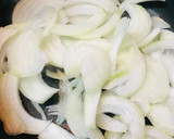豚こまぎれ肉＆玉ネギのあまから焼きうどん作り方1写真