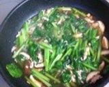 小松菜と豚挽の簡単焼きそば！作り方3写真