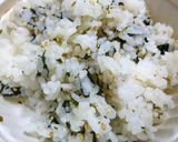 ワカメ×胡麻のおにぎり　わさび風味作り方2写真