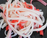 お弁当に♪かにかまのおかかマヨ和え作り方1写真