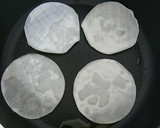 ギョーザの皮で簡単サクサクピザ作り方1写真
