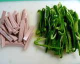 ピーマンと魚肉ソーセージのクリチ和え作り方2写真