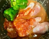 手羽元とピーマンのトマト味噌煮作り方1写真