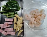 海老ベーコンピーマンのバター醬油炒め作り方1写真