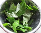 野菜不足の夫に。モロヘイヤと餃子のスープ作り方1写真
