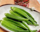 *サバ味噌缶とオクラの和え物*作り方1写真