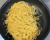 玉ねぎとオリーブを入れたエビパスタ作り方7写真