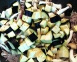 茄子ときのこと豚挽肉の甘辛炒め。作り方2写真