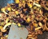 茄子ときのこと豚挽肉の甘辛炒め。作り方3写真