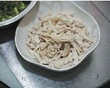 【夏にさっぱり！】セロリと鶏肉の梅肉和え作り方5写真