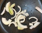 速攻！味付けモツと玉ねぎの炒め物！作り方2写真
