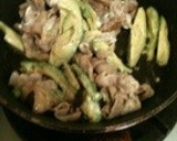 豚肉とアボカドのマヨ醤油炒め作り方3写真