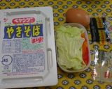 簡単・時短！野菜たっぷりカップ焼きそば作り方1写真