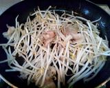 即席ラーメンにひと工夫！特製の豚もやし麺作り方1写真