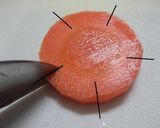 人参の飾り切り　ねじり梅　(型不要)作り方4写真