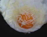 子供完食☆目玉焼きONとろけるチーズ作り方3写真