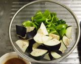 なすとピーマンみょうがの味噌炒め作り方1写真