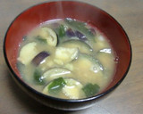 朝のなすとみょうがとわかめの味噌汁作り方3写真