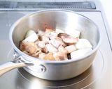 煮詰め不要【鶏大根と練り物の煮物】作り方5写真