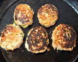 手間要らず♪ニラとなめ茸の豚つくねバーグ作り方3写真