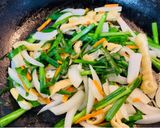ノビル醤油の焼きうどん　米粉うどんで♪作り方2写真
