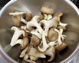 霜降りひらたけと鶏もも肉のデミ風煮込み作り方3写真