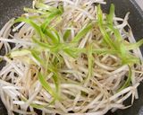 もやしとアスパラの皮の炒め物作り方3写真