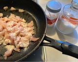 簡単！ヘルシーわかめと鶏皮、胸肉混ぜご飯作り方1写真