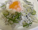盛ってのっけて「ネギ玉半熟しらす丼」作り方3写真