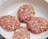 ネギ塩だれが肉汁とからむ～ホルモンバーグ作り方3写真