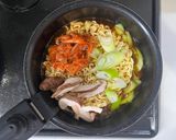 肉団子ねぎキムチ椎茸チーズの辛ラーメン作り方3写真